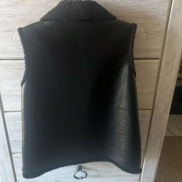 Black faux leather sherling vest. Brand new - Picture 2 of 3